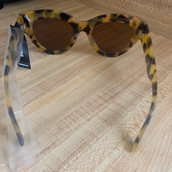 Express Leopard Cat Eye Sunnies - Picture 4 of 5